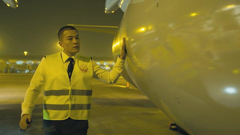 飞机挡风破裂数百人被困万米高空,玻璃破裂飞机迫降视频