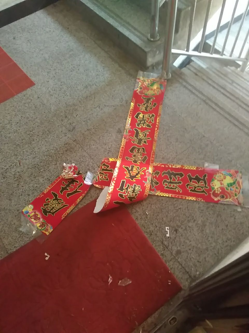 什么胶水贴对联撕下来不留痕迹,胶水贴对联的正确方法