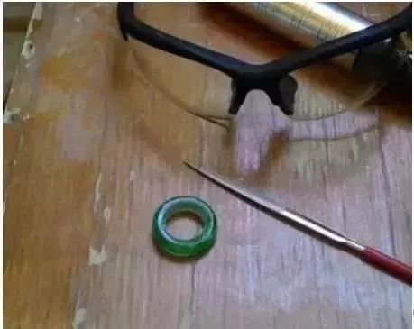 啤酒瓶做帝王绿翡翠,高人拿啤酒瓶做翡翠