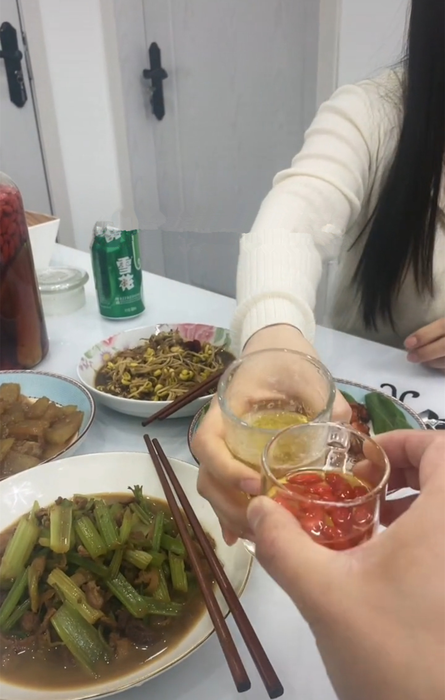 为迎接丈夫出差回家，妻子用枸杞海马鹿鞭泡酒，丈夫：这是毒药啊