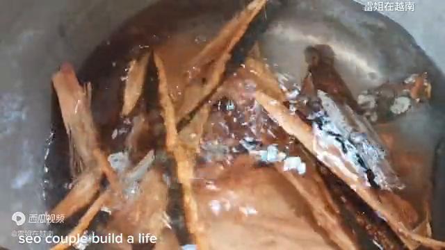 娃过敏全身起疹，28岁聪上山割核桃树皮煮药水和40岁妻...