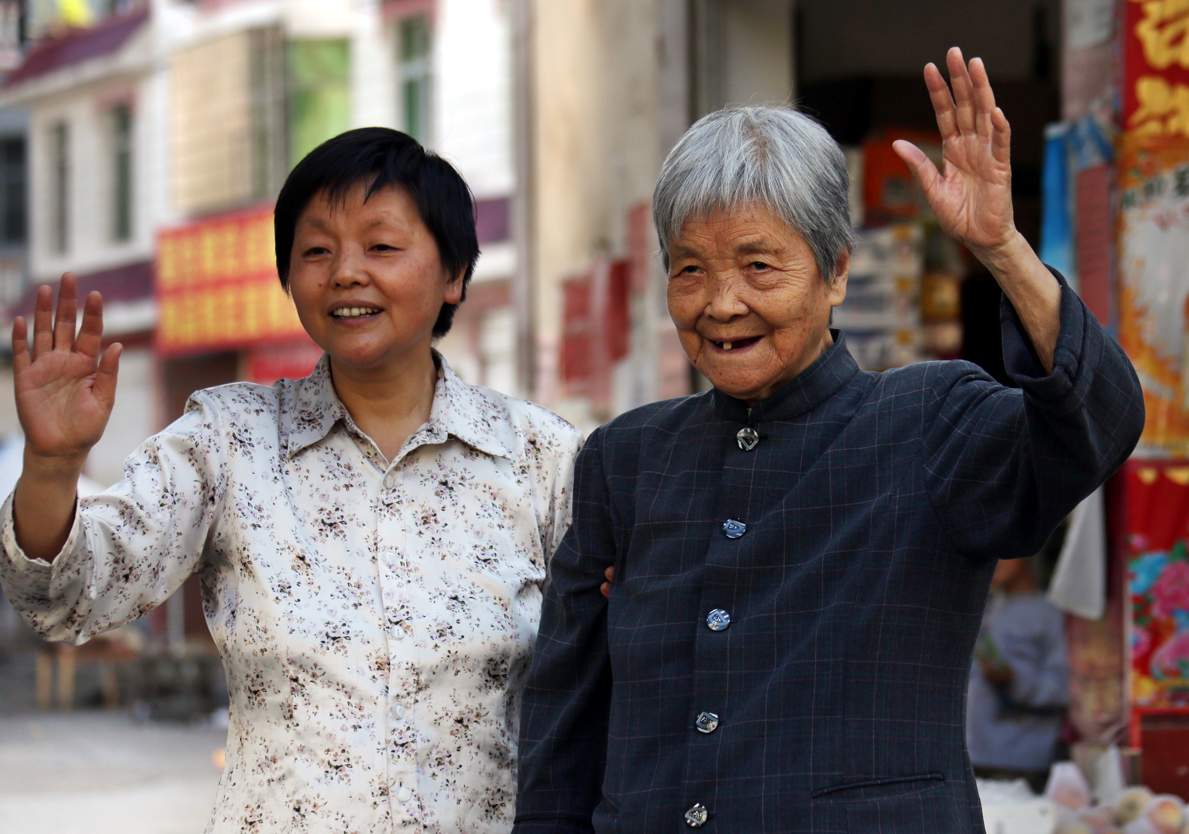 50岁老阿姨在家拍照,70后老阿姨拍照片