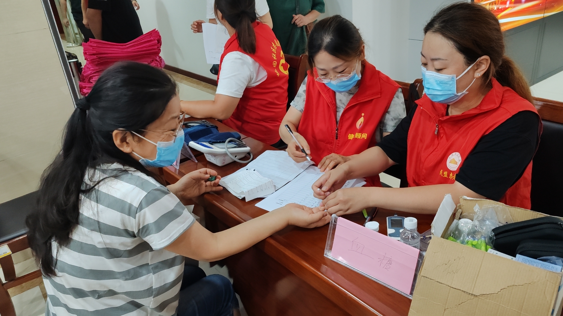 市三院联合宏仁堂“服务百姓健康行动”走进周村公共资源交易中心