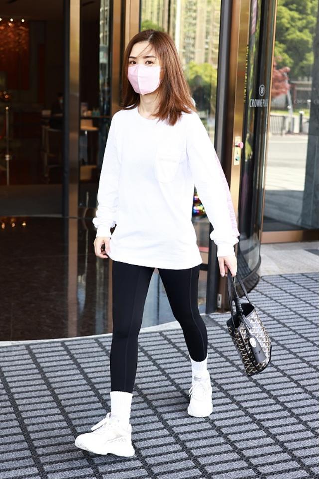 被阿Sa的穿搭美到了，白色牛仔衣配玫红色9分裤，时髦又减龄