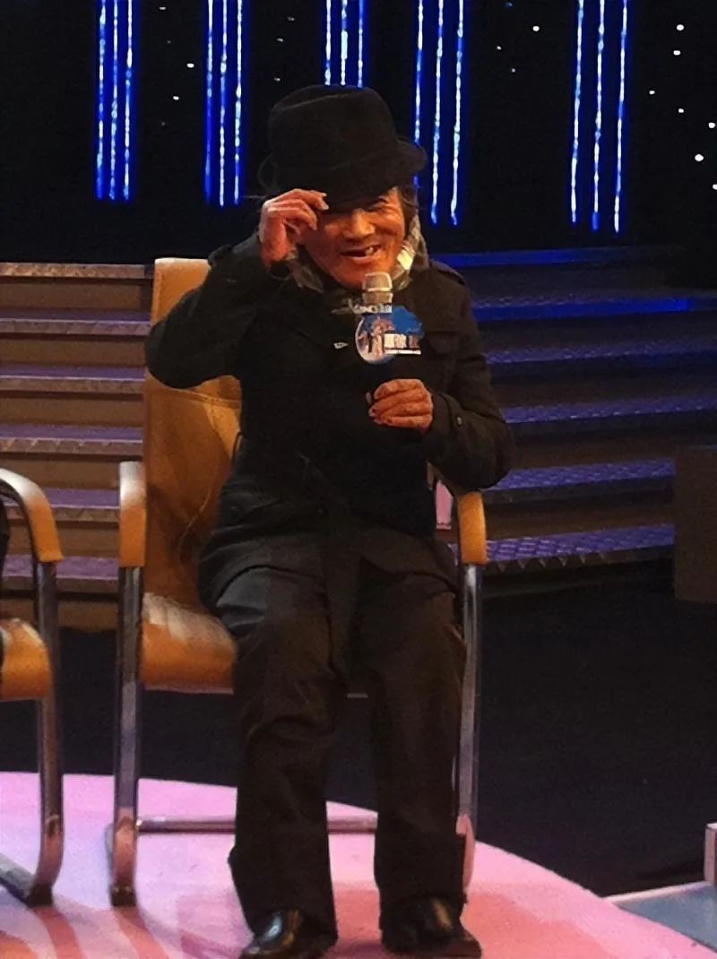 66岁大叔捡垃圾完整版,60多岁男子捡垃圾