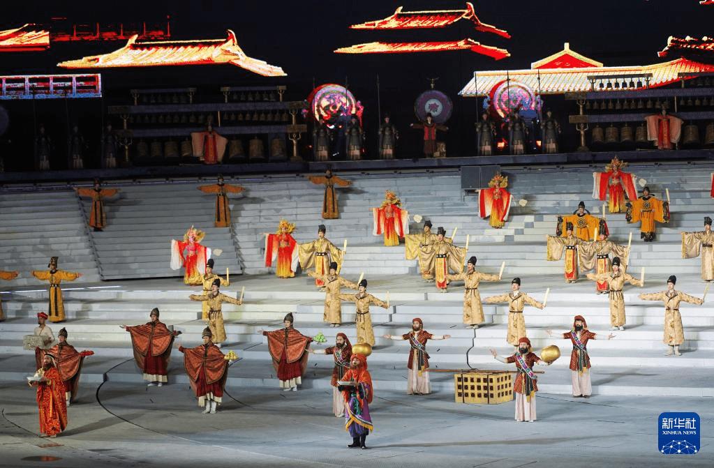 异象|“娱乐至死”现象为何开始风行？经济通缩隐现