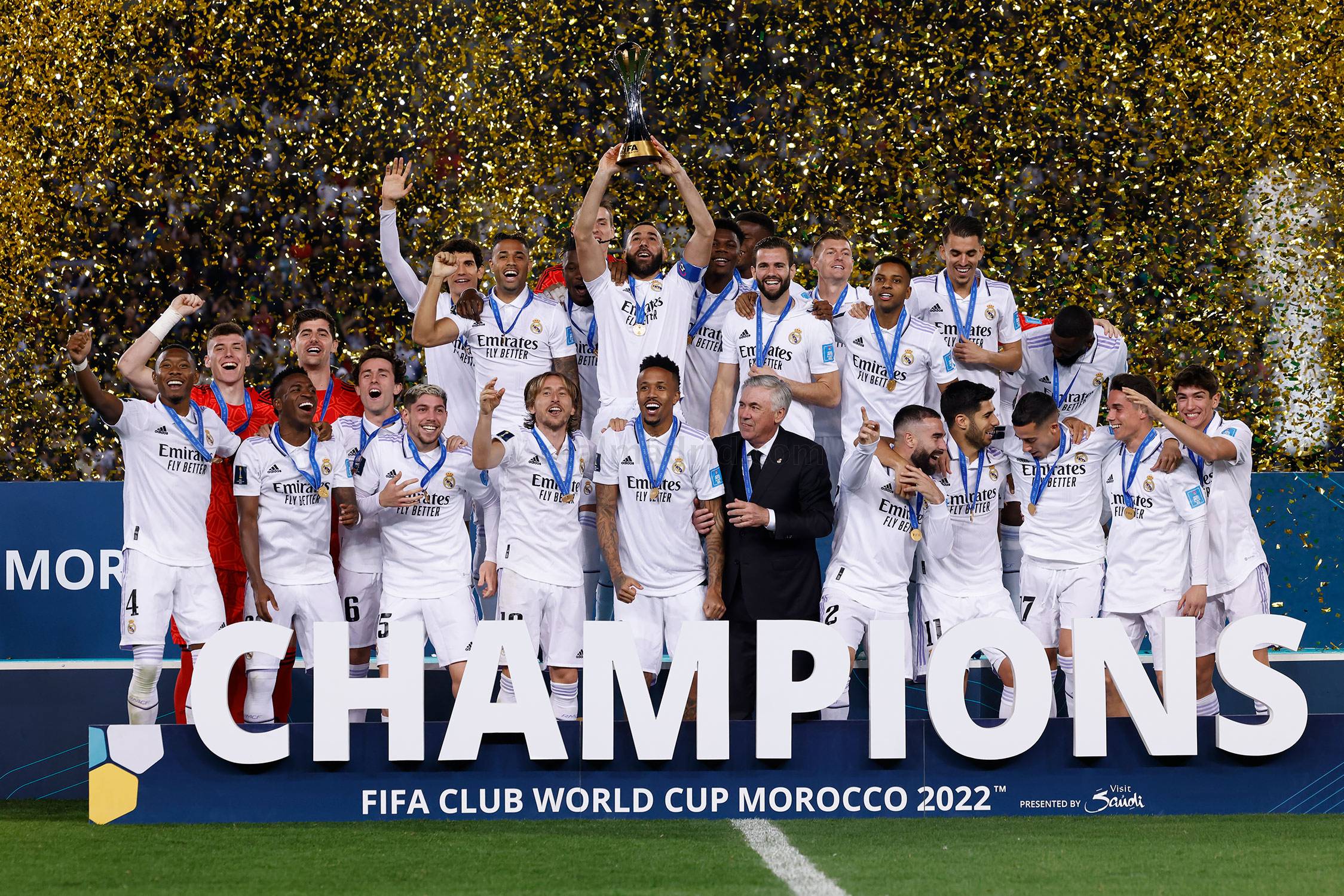 父亲节带着爸爸一起踢球,父亲节孩子和爸爸的篮球互动