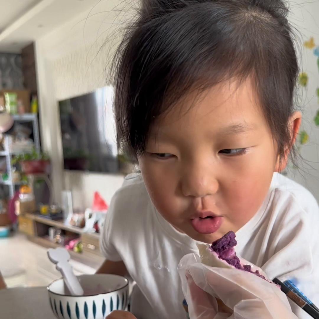 早7点起来做早饭，发现一箱紫薯抽芽了，选了几个能吃的做...