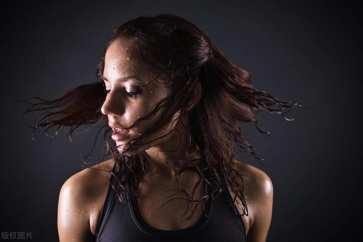 动不动就一身汗是体虚还是排毒,经常出一身汗是身体哪里出问题了