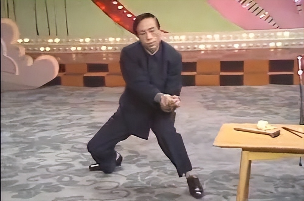 1983年第一届春晚，部级领导审查后：怎么能让姜昆主持？