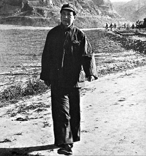 1972年，王季范在北京逝世，毛*东泽**亲自送花圈写挽联：九哥千古