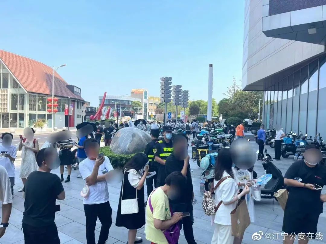 网红奶茶新店排队,最近超火的网红奶茶店被查