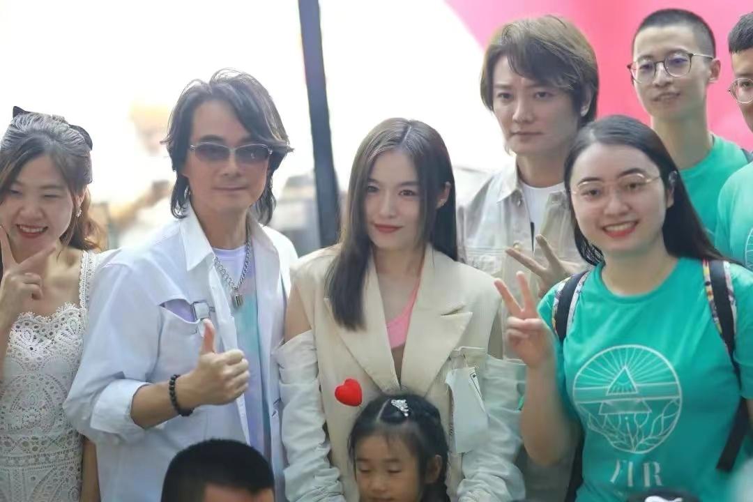 昔日爆红组合街头卖唱,曾经红极一时现在却卖唱的歌手