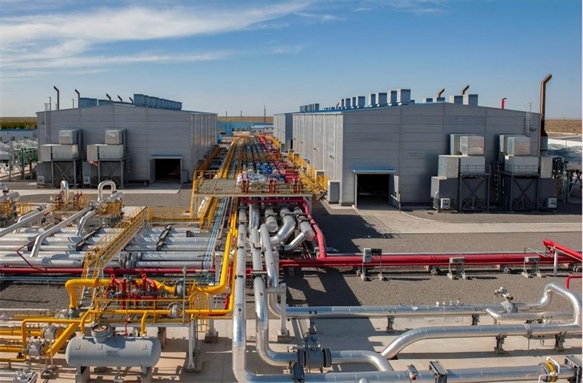 亚洲唯一中立国，水电免费汽油仅一毛，这个国家为何能闷声发大财