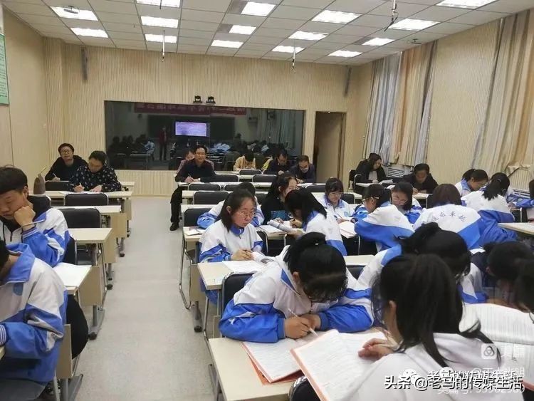 弦歌不辍芳华待灼可以形容老师吗,弦歌不辍芳华待灼的出处