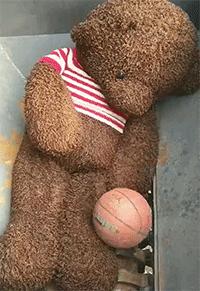 神回复：把大众车标扣下来清灰，里面藏了一个圆球，这是个啥？