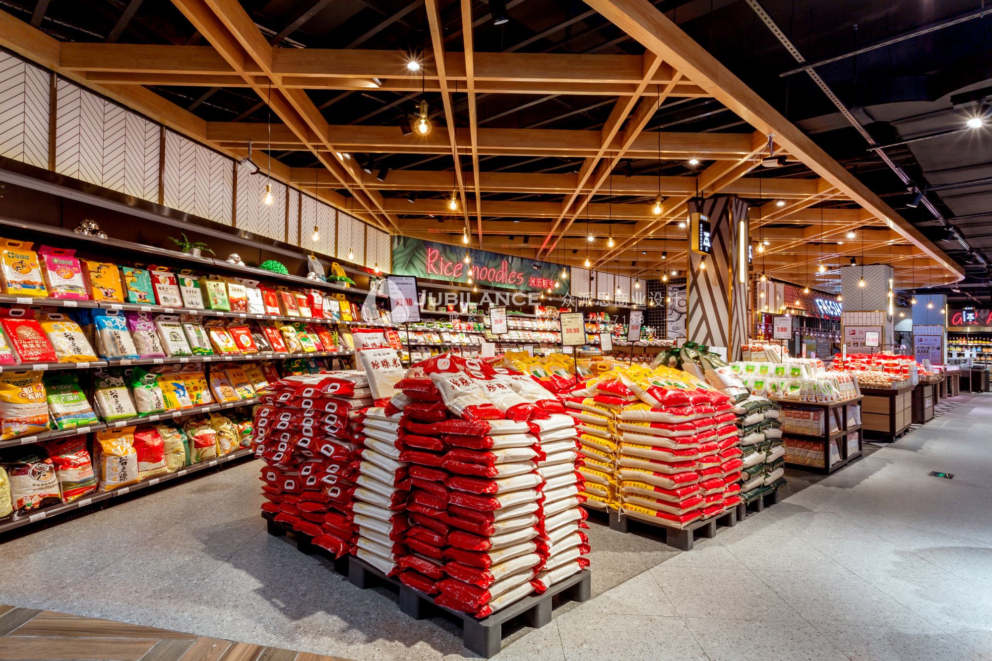 超市收银员一个月2000值得干吗,超市营业员每天收入多少