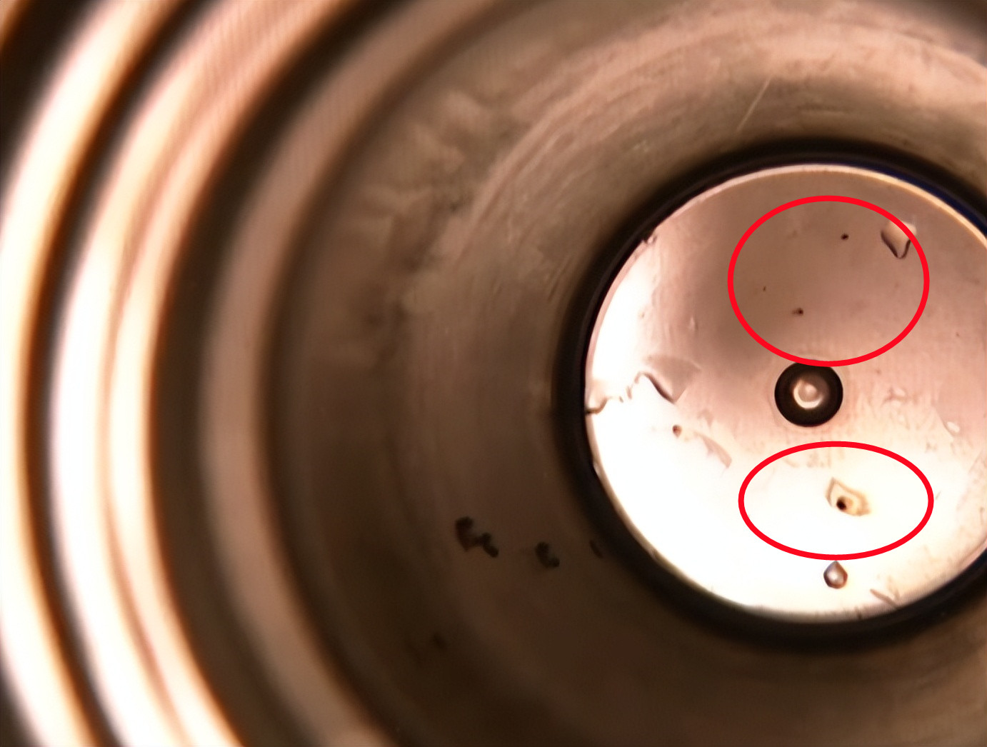 19种保温杯遭央视曝光!重金属析出热水进毒水出,家长需谨慎购买