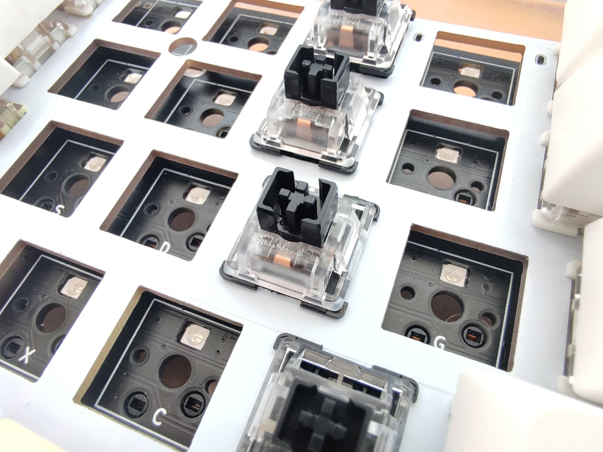 黑轴打游戏手感好吗,银轴和黑轴哪个更适合游戏