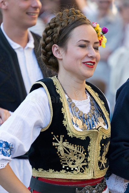 端盘子的俄妞儿安娜，有倾城倾国之美，想嫁给中国人，她能如愿吗