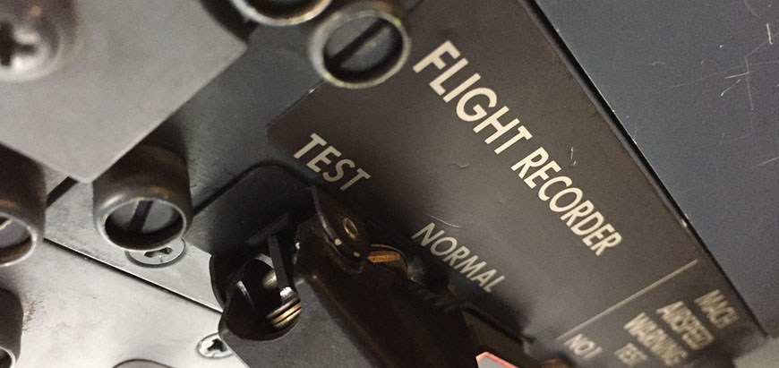 东航MU5735坠机：黑匣子有信号发射器，为何第二个还找不到？