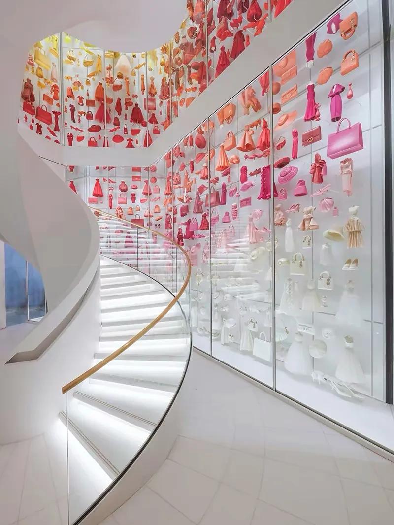 dior鏈嶈鍚勪釜鏃舵湡椋庢牸鐗瑰緛婕斿彉,dior50骞翠唬鏈嶈鐗硅壊