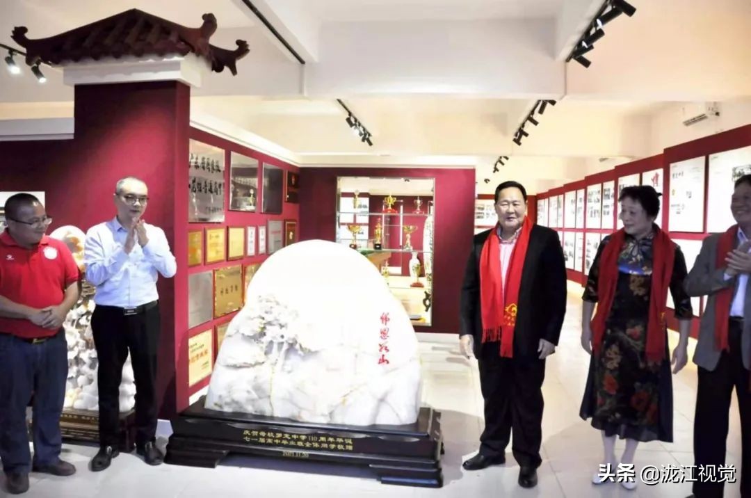 广东罗定：罗定中学“鱼跃龙门”“师恩如山“雕塑揭幕仪式