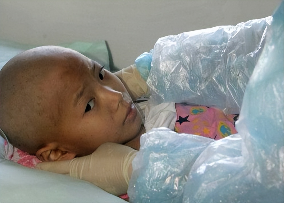 小女孩得了白血病因为穷放弃治疗,13岁女孩患白血病求妈妈放弃治疗