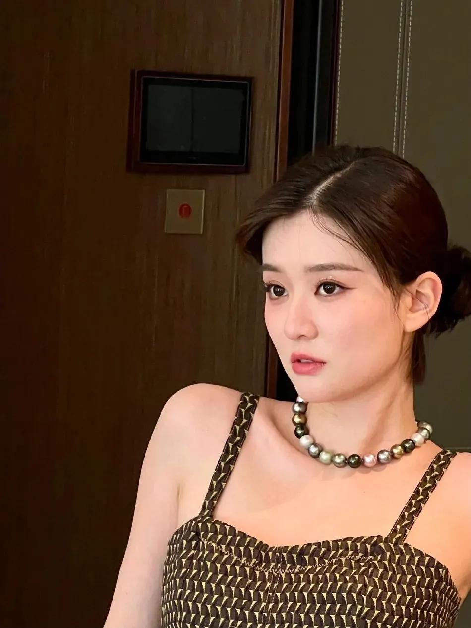 乔欣清纯女孩视频,乔欣清纯风穿搭好美