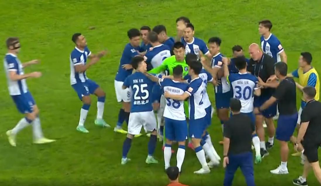 中超主客场球迷冲突视频,中超主客队撞色视频