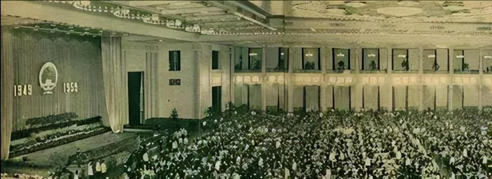 开国第一宴后接连举办高规格宴会,毛主席不快:四菜一汤就可以了