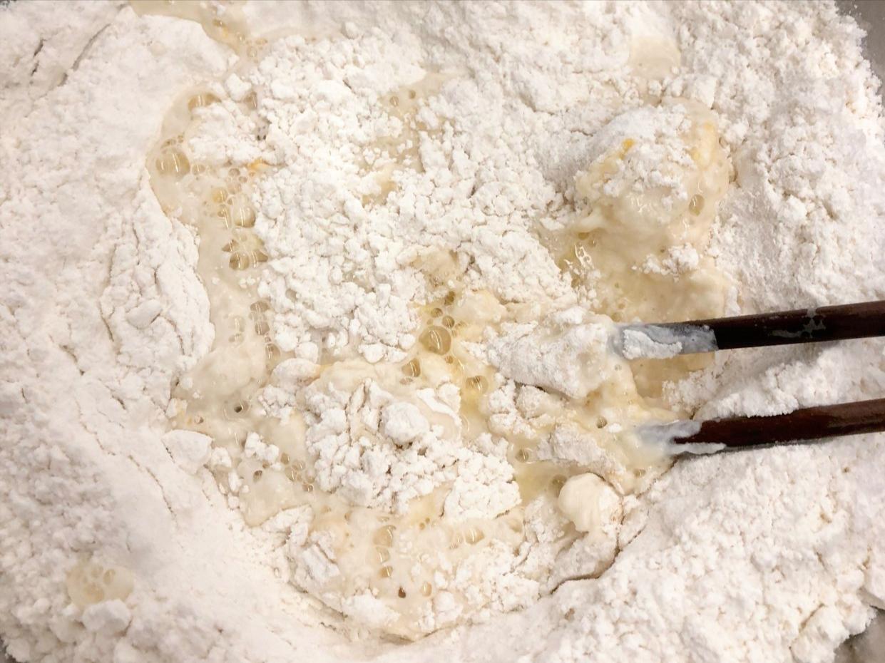 外面炸的油条为什么蓬松酥脆,炸油条怎么和面才能酥脆好吃