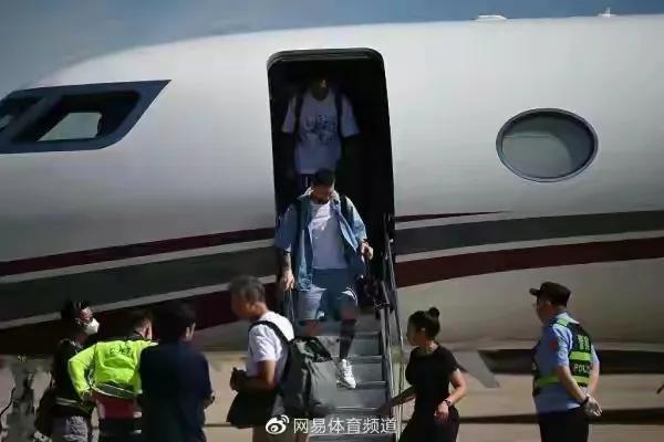 球迷与梅西友善的近距离互动,梅西再见到恩师