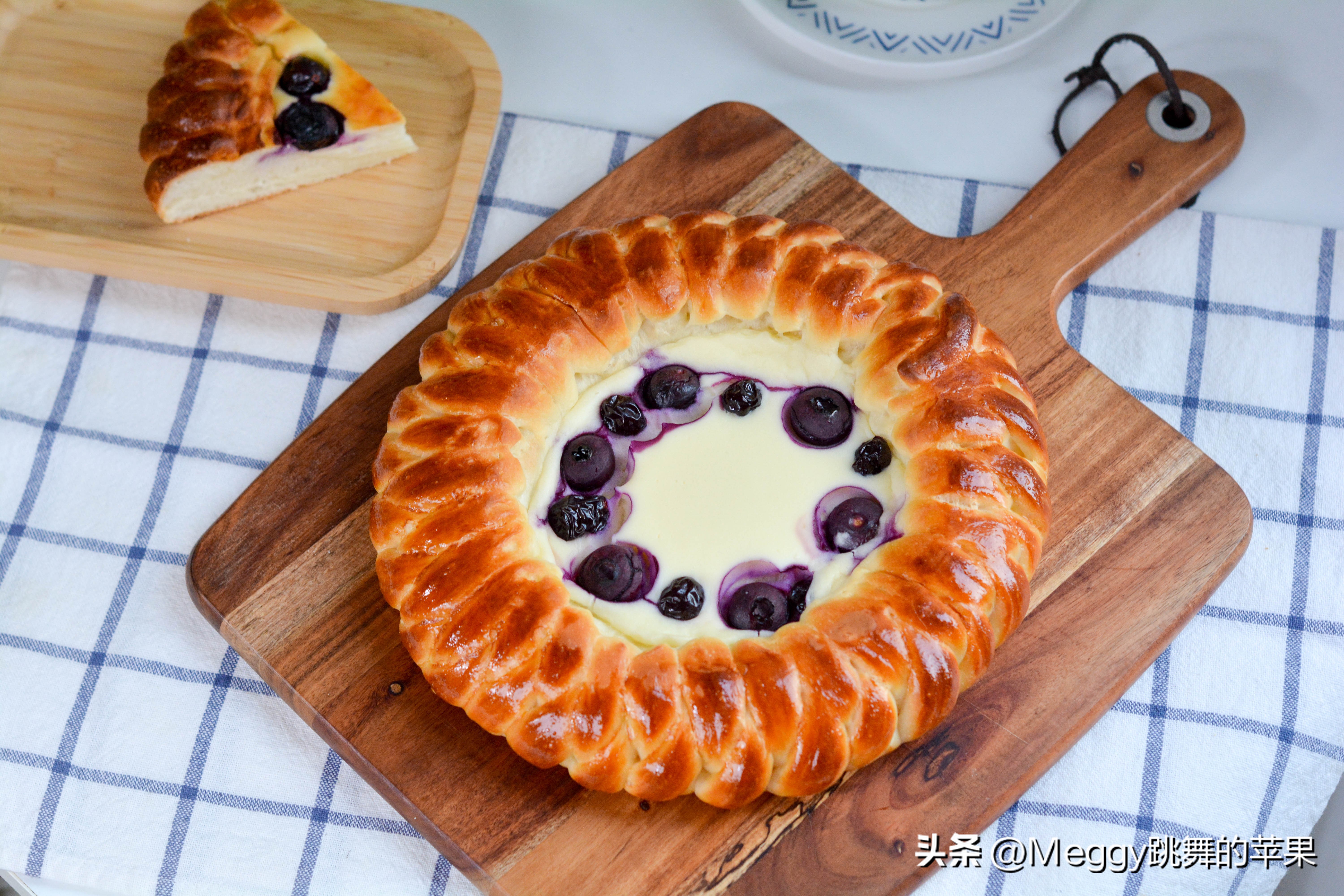 这个奶酪花环面包棒极了,颜值与美味并存,新年送礼可以有