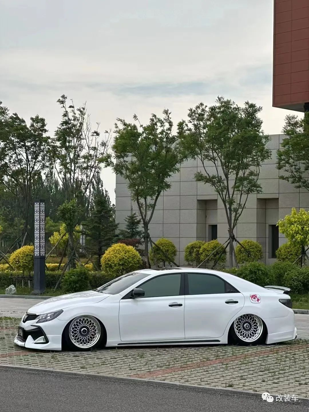 被打断腿的丰田锐志大后超，只要改得帅阿珍跑不掉