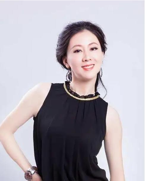 20年前，为当人体模特，被父亲嫌弃，和丈夫离婚的汤加丽还好吗？