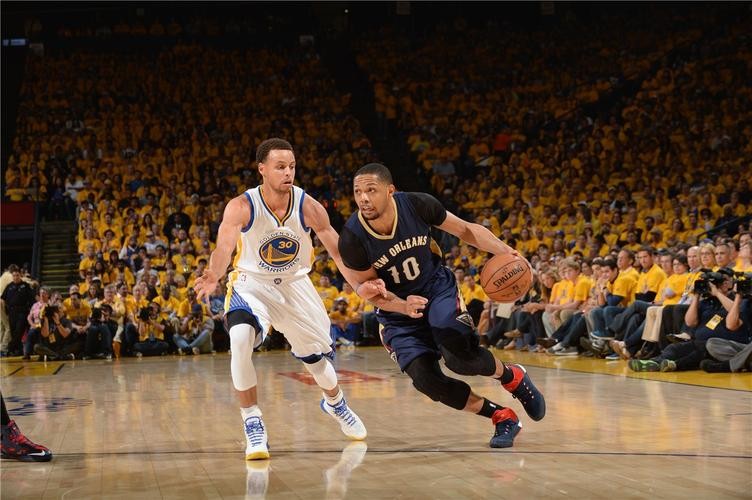 15年库里率领勇士首夺总冠军，一哥场均16分拿FMVP，库里表现如何