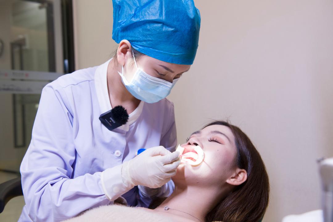 牙齿内部发黄是怎么回事怎么解决,牙齿发黄清洗小妙招