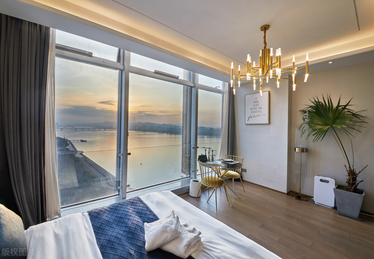 跑了10个工地现场,我终于明白了实木烤漆窗套和不锈钢窗套的区别