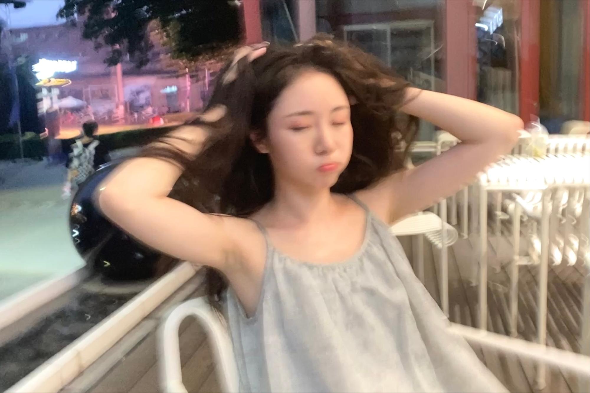 女生会对你说这三句话暗示你,肢体语言看出女生对你的态度