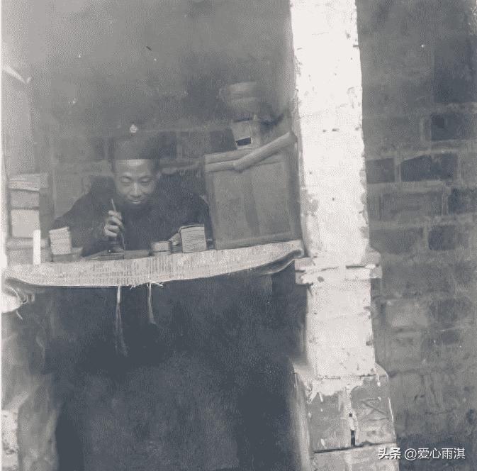 30张老照片:女子依洋人怀,*片鸦**烟枪手中持,白日梦中沉醉