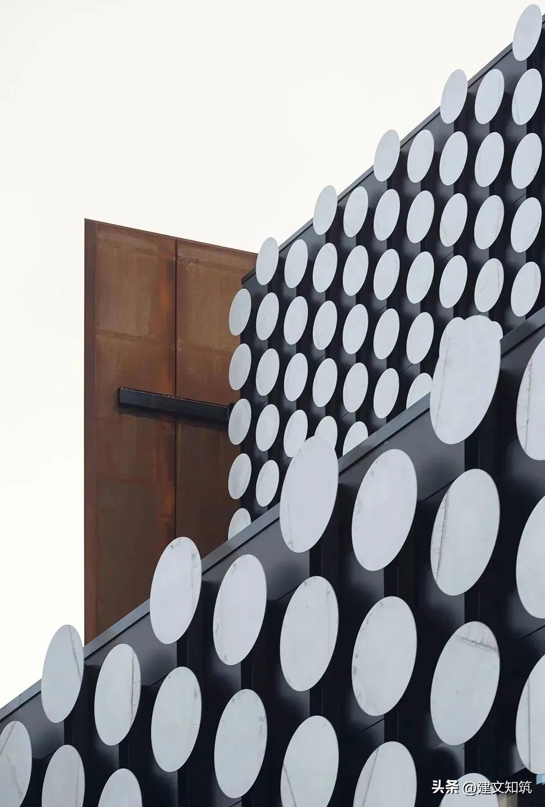 鑺叞璧皵杈涘熀鑸炶箞,鑺叞璧皵杈涘熀鏂囧寲寤虹瓚