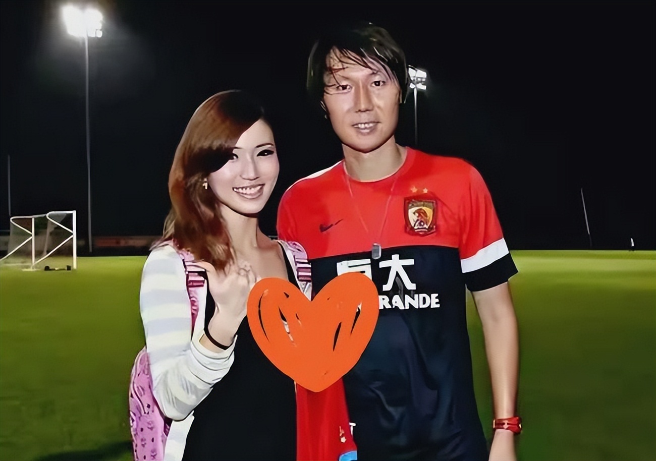 李铁一剃头啥也说了，他想退还2.7亿赃款，他妻子却拒绝回国