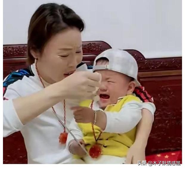 大衣哥替儿子送花,大衣哥资助贫困学生回朱楼村报恩