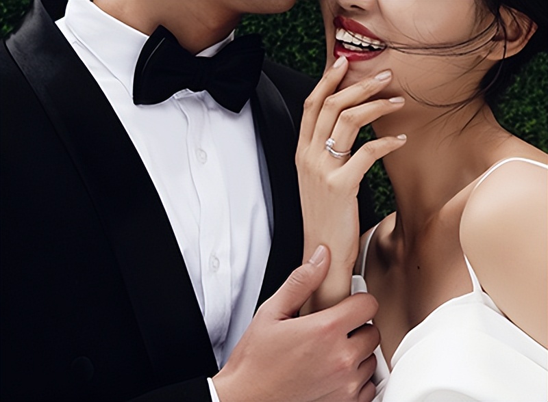 女士戒指的戴法和意义左右手,戒指女生的戴法