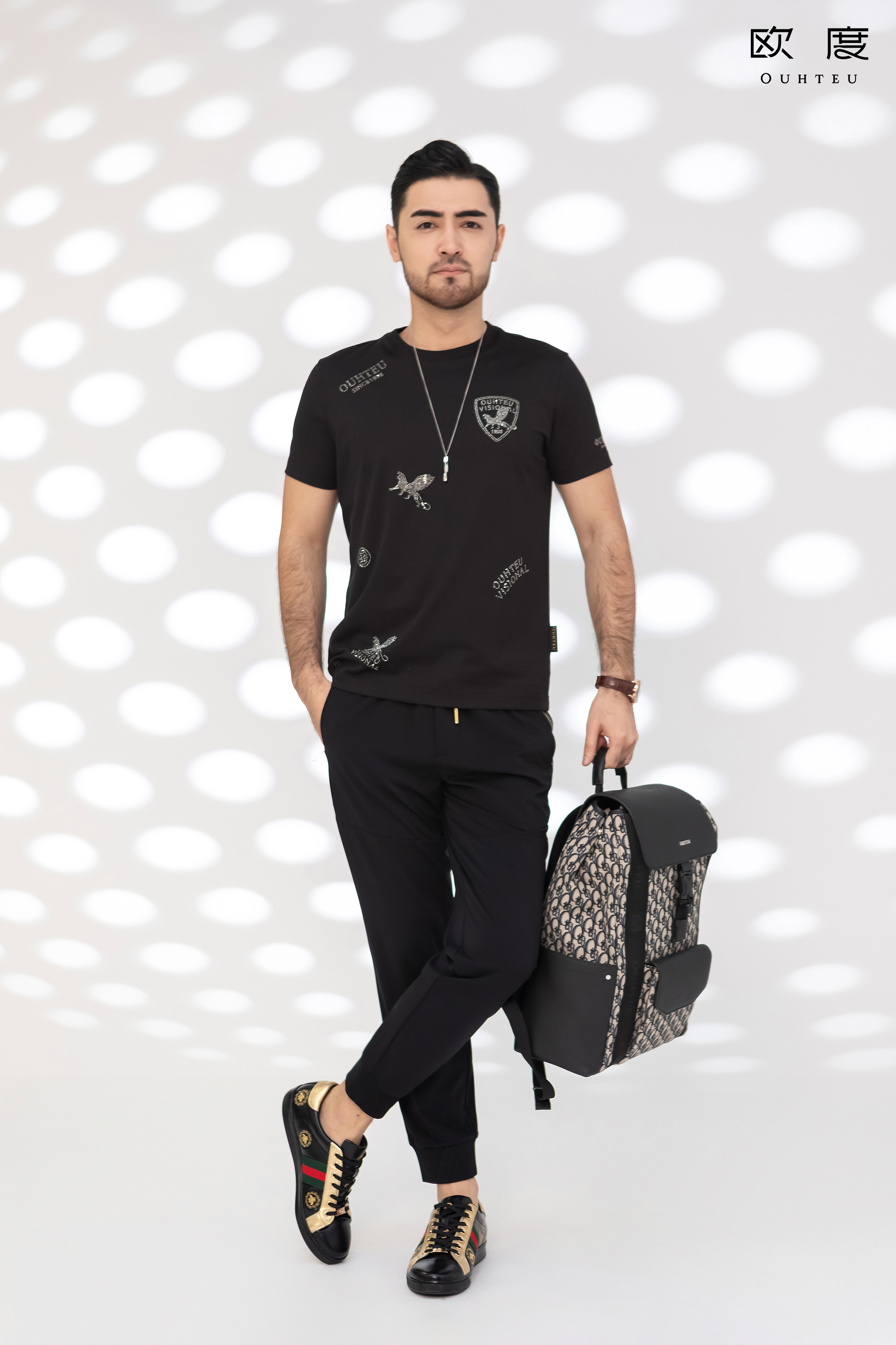 男士米色裤子搭配什么颜色t恤,男士白色t恤配什么裤子最好看