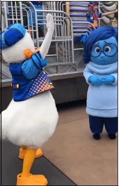 又丧又真诚？迪士尼形象忧忧被迫营业惹人怜，打工人狠狠共情