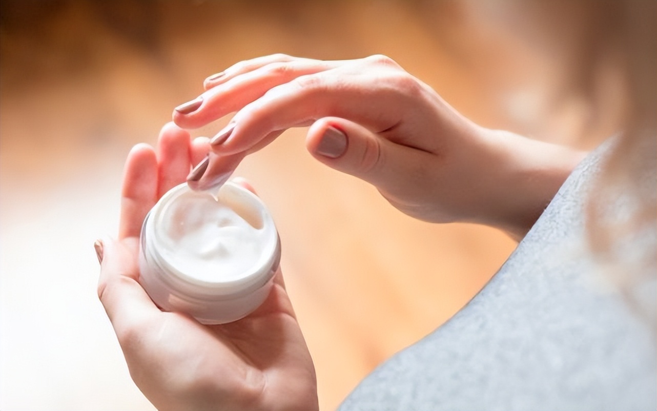 底妆斑驳卡粉不服帖是什么原因,底妆怎么画才会服帖不卡粉斑驳