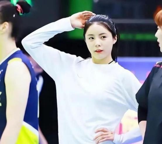 韩国排球女神李多英,韩国排球李多英绿色礼服采访