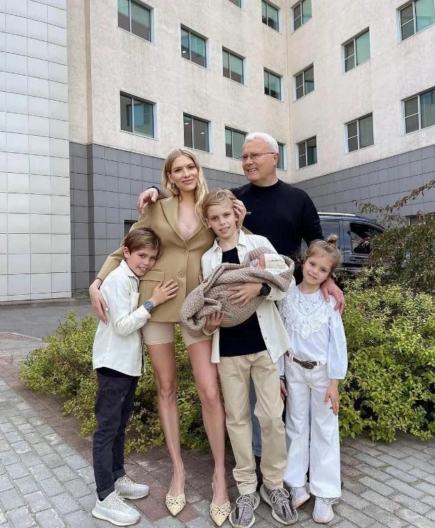 俄罗斯顶级贵妇：16岁入狱，19岁嫁救命恩人，生4胎稳坐阔太位